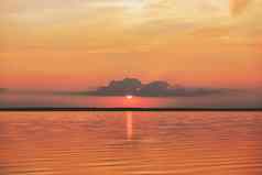 日落日出海自然景观背景红色的橙色云飞行天空闪亮的太阳水晚上早....视图微笑眨眼太阳