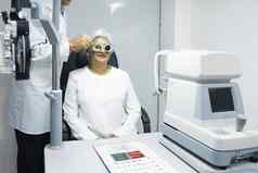 女人检查视力光学诊所