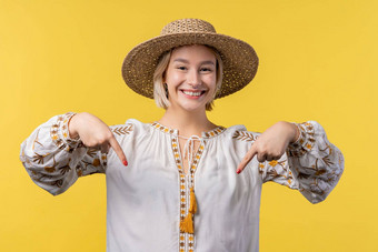 乌克兰女人指出广告区域黄色的背景年轻的夫人点击订阅复制空间商业的想法促销内容