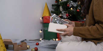 微笑亚洲<strong>女人节</strong>日情绪持有包装礼物盒子棕色（的）丝带手伸展运动现在相机庆祝快乐圣诞节奇迹时间一年首页