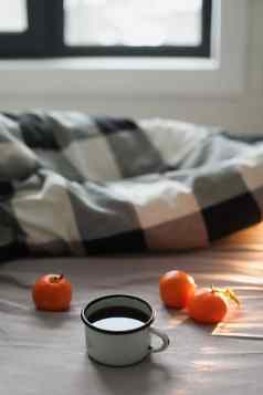 冬天舒适的概念杯咖啡橘子床上复制空间平躺前视图