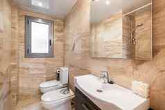 浴室摘要大理石平铺的墙明亮的日光小窗口墙照亮整个房间镜子水槽反映了淋浴区域脸盆坐浴盆厕所。。。纯白色