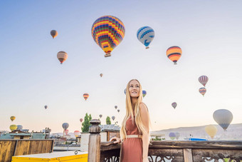 旅游女人热空气气球卡帕多西亚火鸡快乐旅行火鸡概念女人山前享受美妙的视图