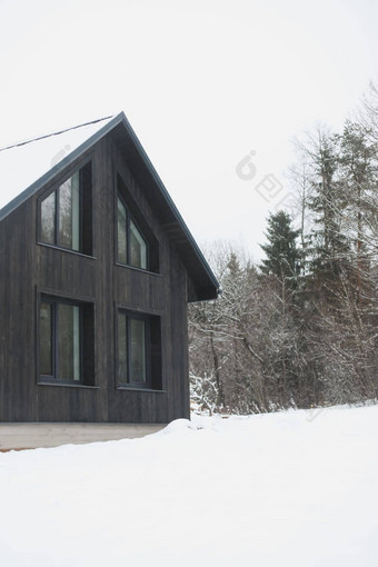 冬天的演讲黑色的小屋美丽的雪森林风景如画的景观黑色的木房子冬天时间