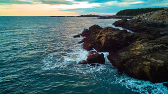 宁静海洋视图沿海地区缅因州岩石沿海地区波崩溃日落光