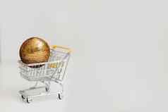 小购物车圣诞节球白色背景有创意的的想法购物在线超市折扣促销活动黑色的星期五概念一年圣诞节出售购物