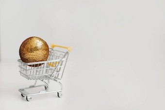 小购物车圣诞节球白色背景有创意的的想法购物在线<strong>超市</strong>折扣<strong>促销</strong>活动黑色的星期五概念一年圣诞节出售购物