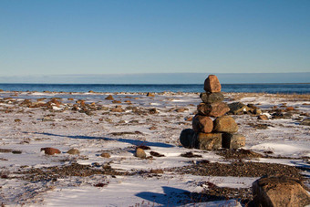 北极景观inuksukInukshuk具有里程碑意义的雪覆盖北极苔原努勒维特清晰的阳光明媚的一天