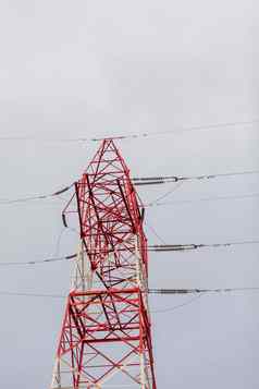 红色的高桥塔高压权力行高电压电塔