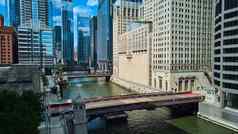 芝加哥河船运河多个桥梁反光玻璃摩天大楼