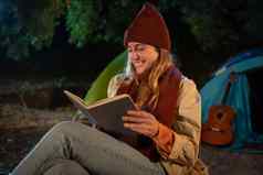 女孩阅读书晚上野营晚上场景野营火放松安静的自然
