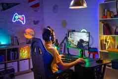 专业玩家玩在线视频游戏电脑色彩斑斓的霓虹灯领导灯