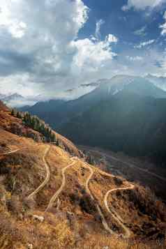 路蛇纹石受欢迎的徒步旅行小道日本小道伟大的阿拉木图喉咙哈萨克斯坦自然景观