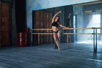 美丽的女孩运动构建芭蕾舞女演员站舞厅跳舞机大阁楼式健身房巨大的镜像墙日光窗口