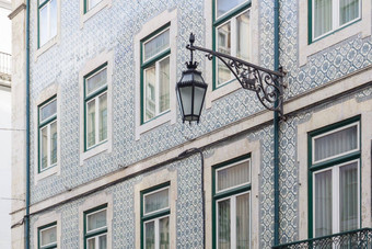 古老的葡萄牙语建筑覆盖蓝色的有图<strong>案</strong>的阿祖莱霍瓷砖铁<strong>灯笼</strong>墙