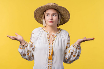 困惑乌克兰女人肩膀使手势不要困难问题有罪反应困惑时尚的女人黄色的背景