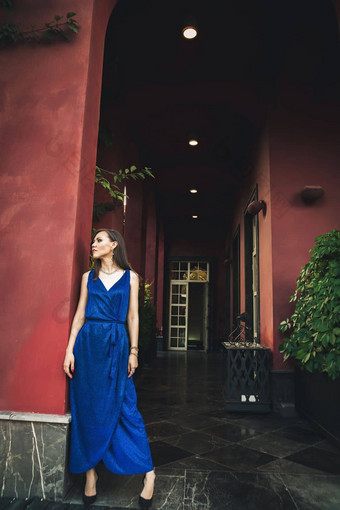 时尚奢侈品垂直肖像年轻的薄女人蓝色的衣服丰富的红色的大房子复制空间