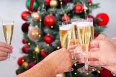 一年圣诞节庆祝活动手持有眼镜香槟