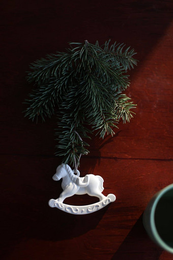 圣诞节树玩具马礼物盒子松锥木表格背景前视图一年首页装饰