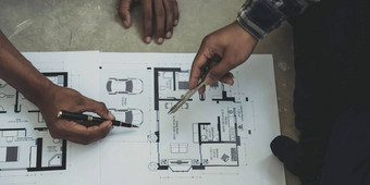 工程师团队合作会议画工作蓝图会议项目工作合作伙伴模型建筑工程