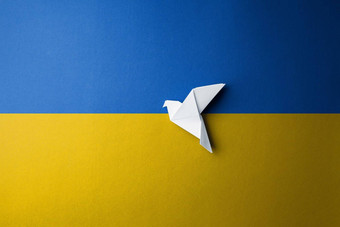 纸白色折纸鸟黄色的蓝色的背景