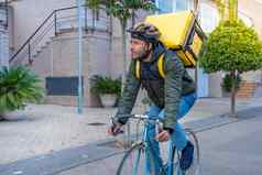 年轻的非洲美国交付男人。骑自行车黑色的快递交付食物喝小镇