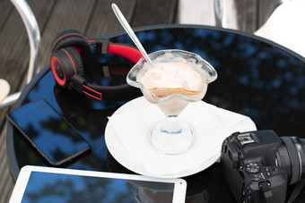 表咖啡馆<strong>融</strong>化了冰奶油碗电话耳机平板电脑