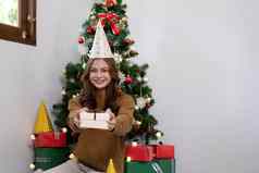 快乐圣诞节快乐假期年轻的女人美丽的脸黄色的衬衫显示快乐礼物盒子房子圣诞节树装饰圣诞节树肖像圣诞节