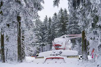 红色的雪粉<strong>鼓风机</strong>雪瓦瑟库佩rhoen海塞德国滑雪度假胜地雪山新鲜的雪秋天