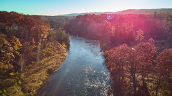空中太阳能耀斑密歇根河晚些时候秋天温暖的颜色