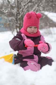 可爱的女孩你雪铲桶操场上覆盖雪女孩玩冬天在户外