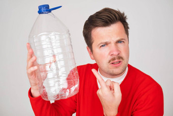 高加索人男人。持有空塑料瓶问题frink纯水
