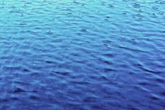 蓝色的海水波背景池水太阳反射黑暗海波摘要单色纹理