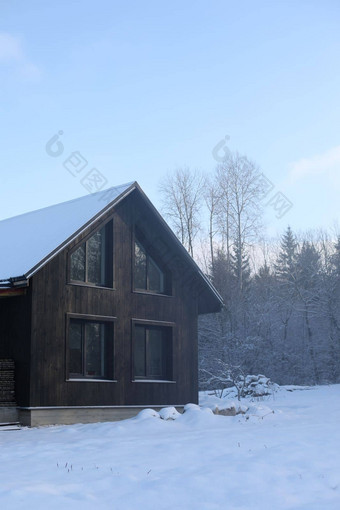 冬天的演讲黑色的小屋美丽的雪森林风景如画的景观黑色的木房子冬天时间