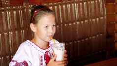 快乐微笑青少年女孩孩子饮料奶昔咖啡馆穿着乌克兰国家衣服刺绣维希万卡