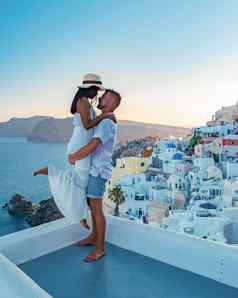圣托里尼岛希腊年轻的夫妇奢侈品假期岛圣托里尼岛