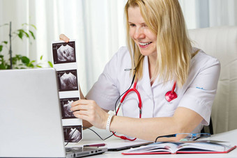 女医生显示病人图片超声波图像婴儿移动PCteletreatment
