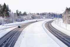 冬天高速公路沥青路雪森林车开车重冬天路