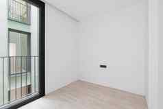 翻新白色房间大窗口现代建筑设计