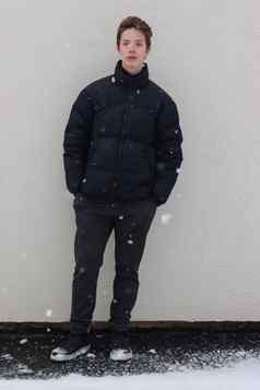 少年男孩站墙雪天气