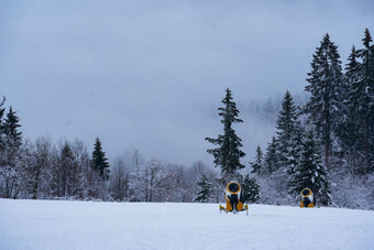 山冬天山全景滑雪山坡上滑雪电梯云杉森林背景山范围天空德国黑森雇佣兵rhoen瓦瑟库佩高质量照片