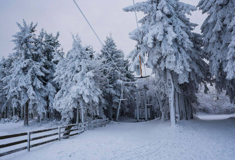 概念放松山冬天雪滑雪板滑雪板雪橇走设置太阳日落瓦瑟库佩山海塞德国