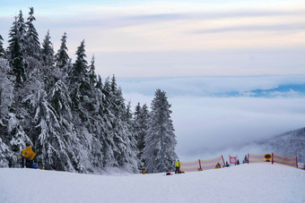 山冬天山全景滑雪山坡上滑雪电梯云杉森林背景山范围天空德国黑森雇佣兵rhoen瓦瑟库佩高质量照片