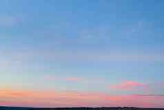 最小的艺术色彩斑斓的日出天空背景橙色粉红色的颜色地平线行