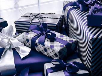 假期礼物包装奢侈品礼物紫色的礼物盒子惊喜现在生日圣诞节一年情人节一天拳击一天婚礼假期购物美盒子交付