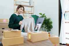 开始小业务企业家独立的年轻的亚洲女人在线卖方平板电脑电脑显示产品客户使购买决定锻造交付概念