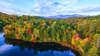 空中蓝色的湖秋天森林山山距离