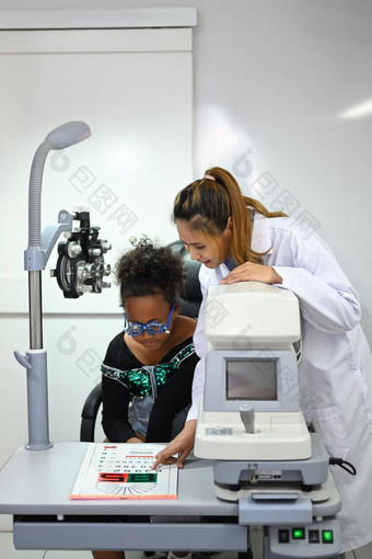 眼科医生检查孩子视力眼科学测量信测试视觉敏度