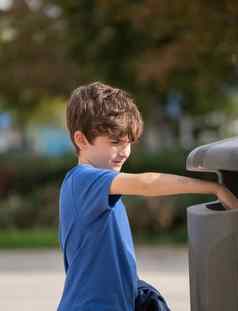 高加索人孩子一年扔垃圾公共垃圾桶概念垃圾回收环境保存世界