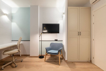 室内房间白色墙衣柜入口通过空气护发素蓝色的休息室椅子明亮的灯墙表格皮革办公室椅子在线远程工作